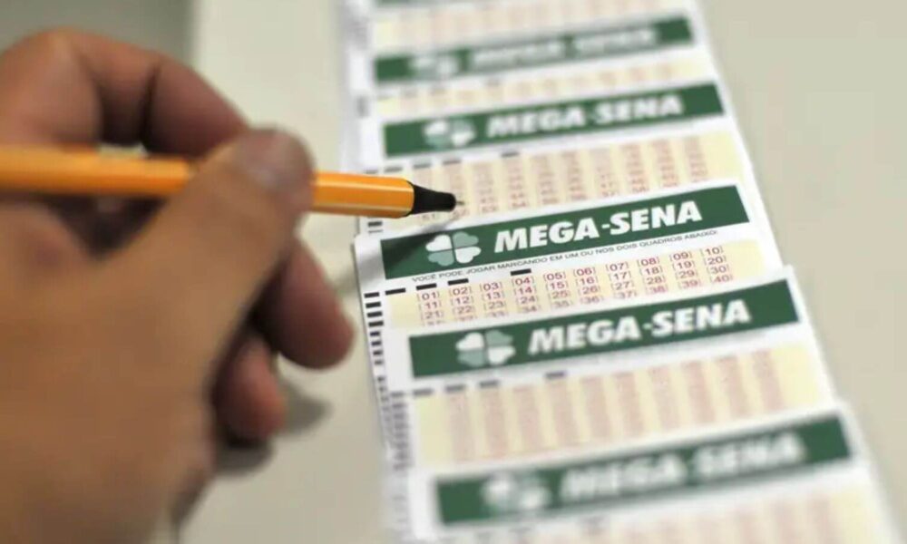 Pessoa com bilhetes da Mega-Sena