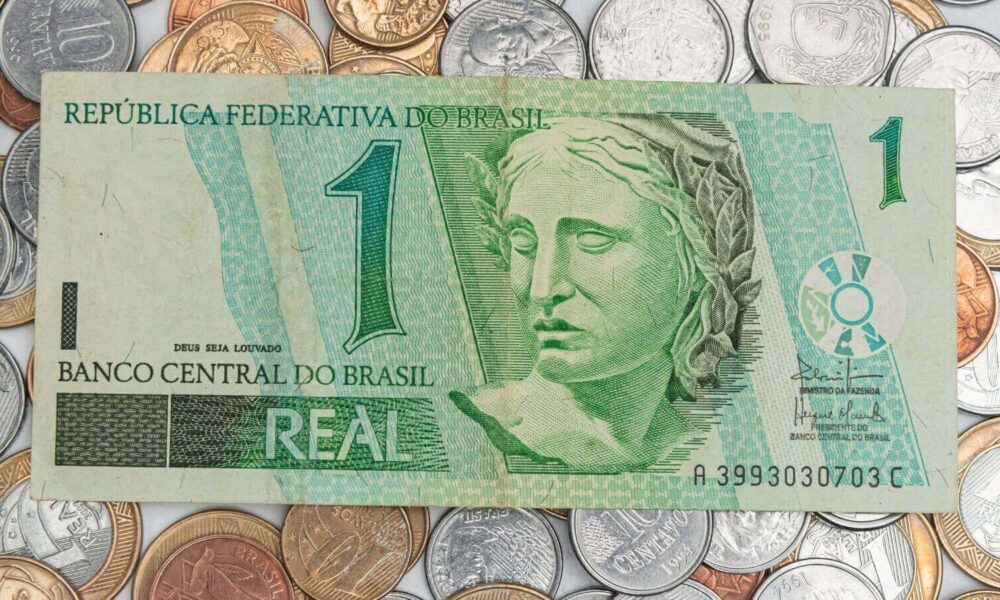 Cédula de um real e moedas do Brasil