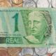 Cédula de um real e moedas do Brasil