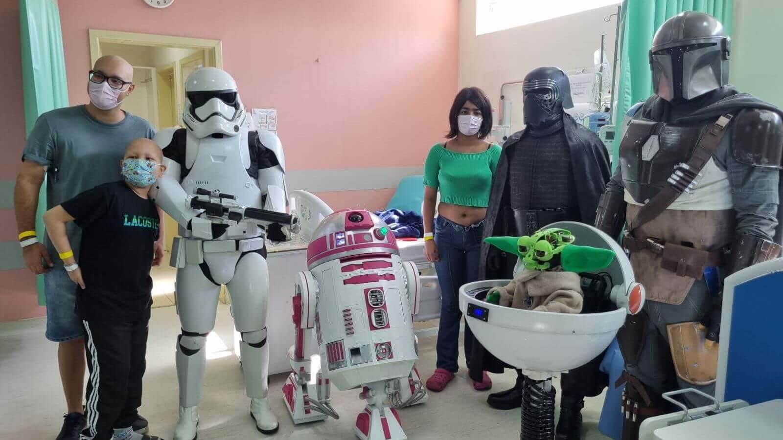 Pacientes do Grendacc Jundiaí recebem visita de personagens da saga Star Wars