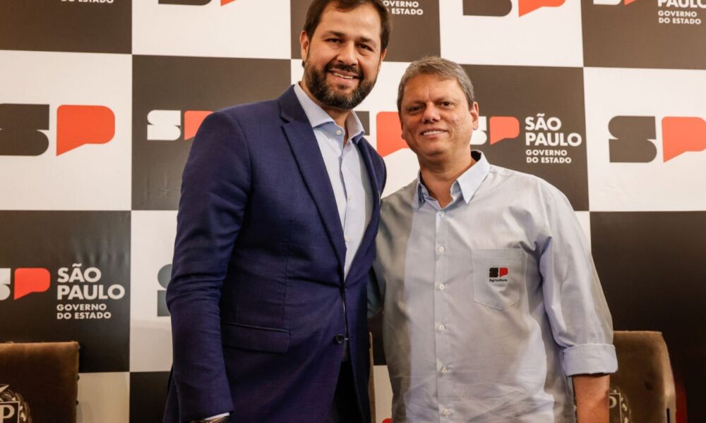 Prefeito Luiz Fernando Machado, ao lado do Governador do Estado de São Paulo, Tarcísio de Freitas