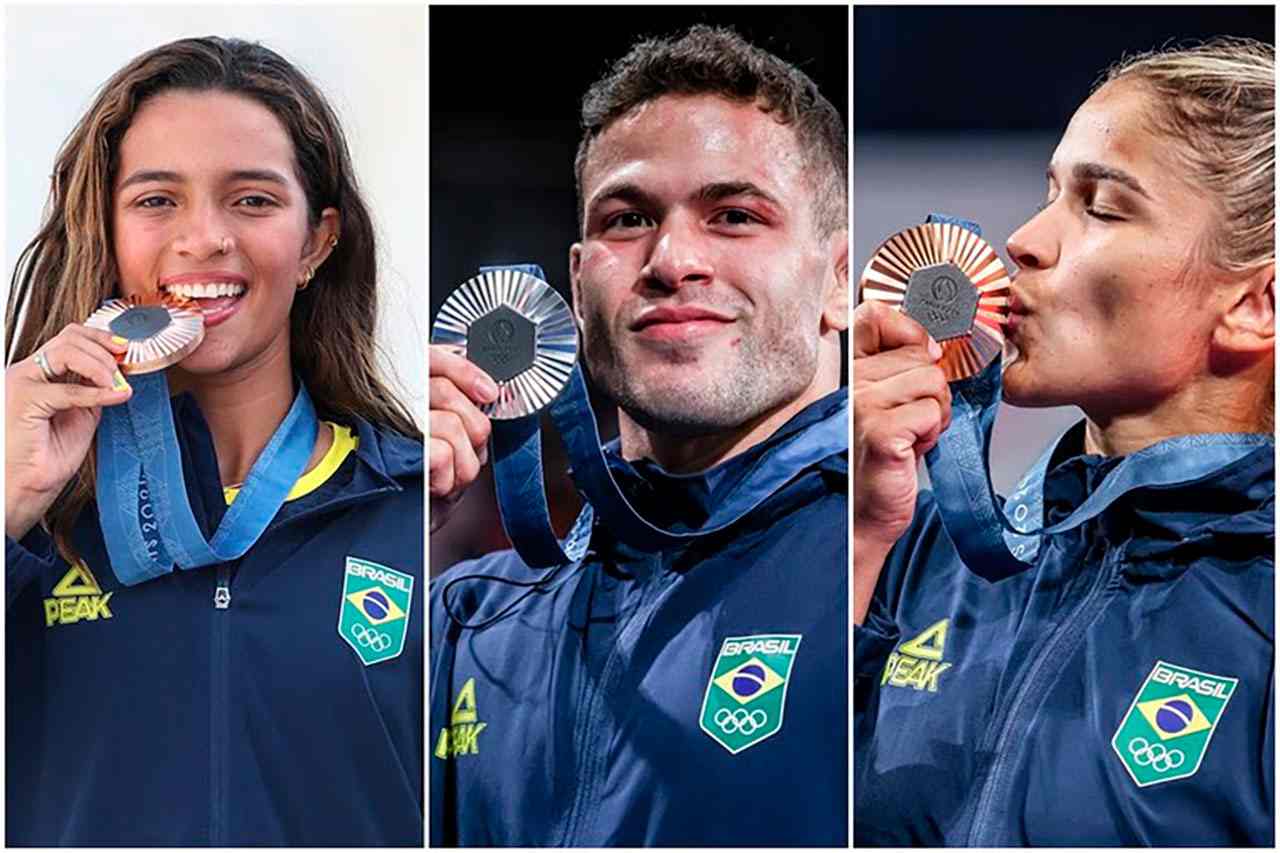 Atletas brasileiros com medalhas de prata nos Jogos Olímpicos de Paris 2024, sorrindo e mostrando suas conquistas.