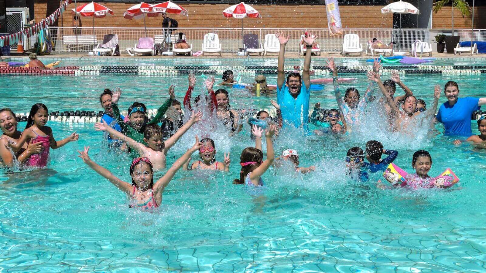 Crianças em piscina no Sesi Jundiaí
