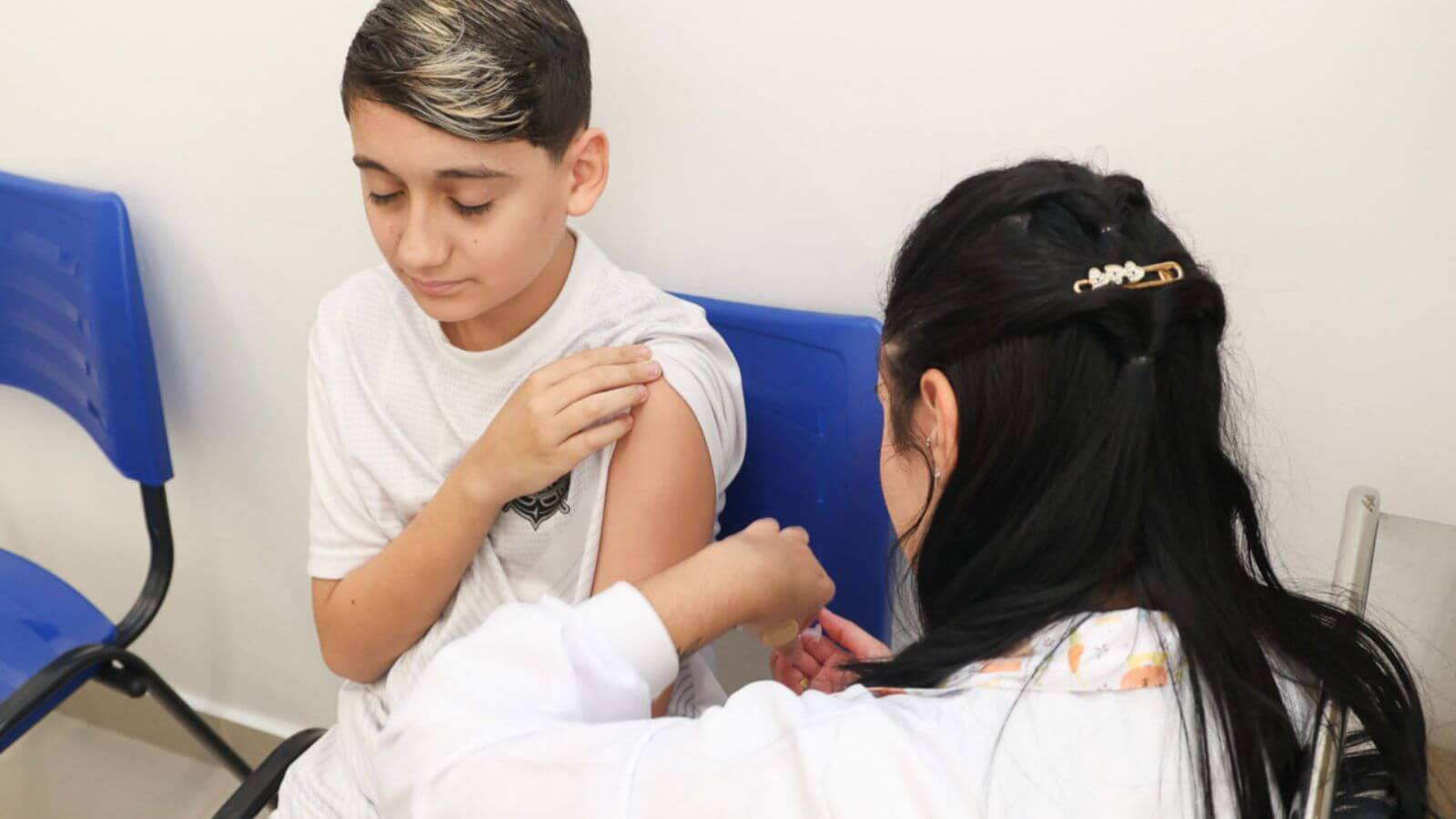 Menino recebendo vacina contra dengue em Jundiaí