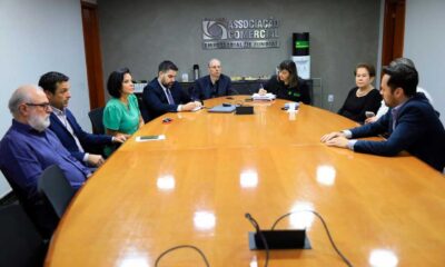 Reunião na ACE Jundiaí com representantes da Prefeitura, discutindo melhorias para empreendedores e transparência nas taxas e impostos.