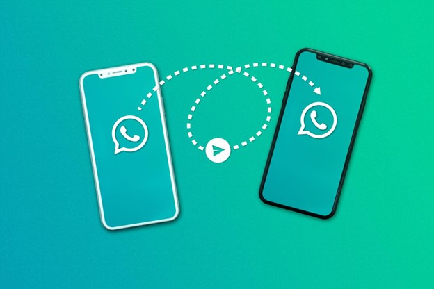 Ilustração mostrando a transferência de dados do WhatsApp entre dois smartphones, com ícones do aplicativo e setas indicando o processo.