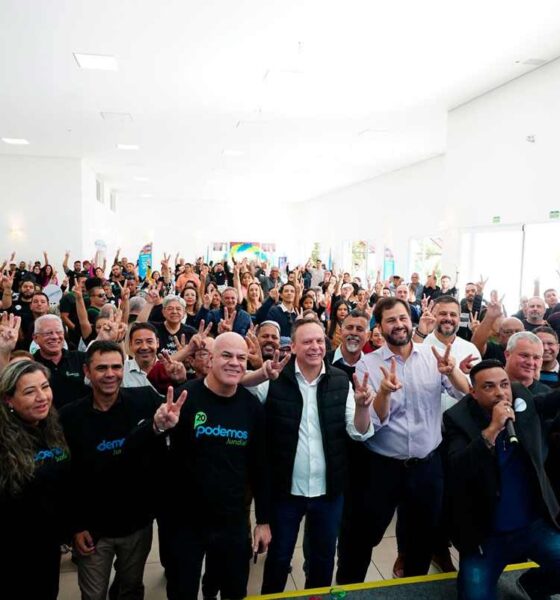 Convenção do Podemos em Jundiaí com multidão apoiando a pré-candidatura de Parimoschi para prefeito de Jundiaí, incluindo líderes e simpatizantes.