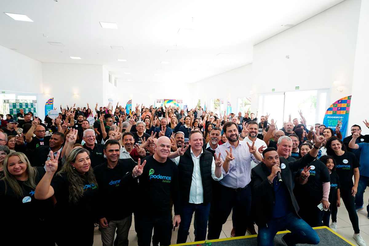 Convenção do Podemos em Jundiaí com multidão apoiando a pré-candidatura de Parimoschi para prefeito de Jundiaí, incluindo líderes e simpatizantes.