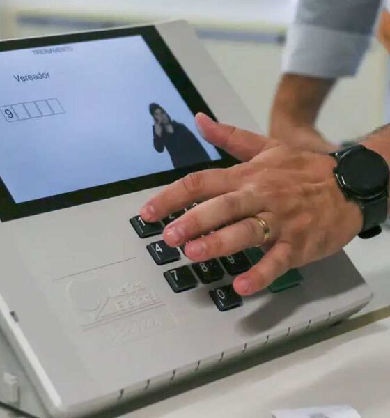 Pessoa utilizando urna eletrônica durante votação. Convenções partidárias em Jundiaí definirão candidatos para eleições de outubro.