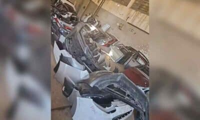 Desmanche de veículos em Jundiaí mostrando várias peças de carros e caminhões roubados dentro de um galpão.