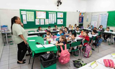 Professora ensinando alfabetização em Jundiaí para alunos do 1º ano na EMEB Armanda Santina Polenti, sala de aula cheia e atenta.