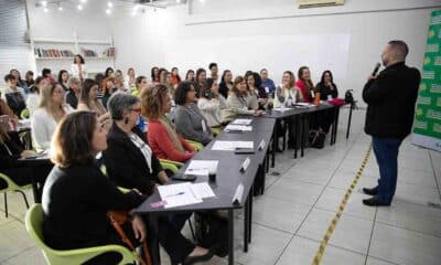 Grupo de empreendedores assistindo palestra na ACE Jundiaí, destacando eventos de networking e aprendizado empresarial.