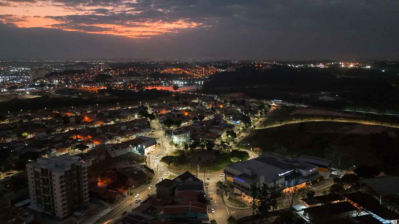 Vista aérea noturna de bairro residencial com iluminação de lâmpadas de LED, destacando vias e áreas iluminadas em Jundiaí.