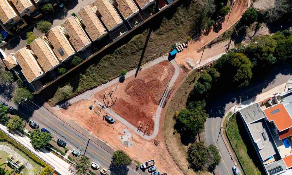 Vista aérea de obras para novas opções de lazer em Jundiaí, incluindo uma nova praça em construção com playground.