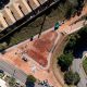 Vista aérea de obras para novas opções de lazer em Jundiaí, incluindo uma nova praça em construção com playground.