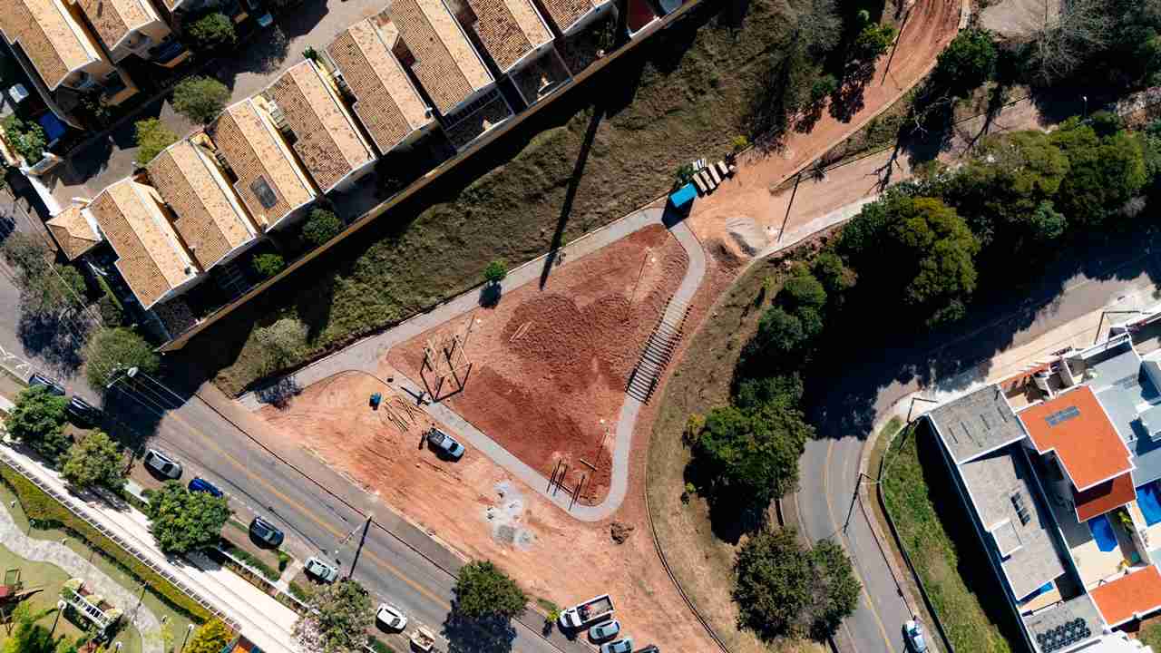 Vista aérea de obras para novas opções de lazer em Jundiaí, incluindo uma nova praça em construção com playground.