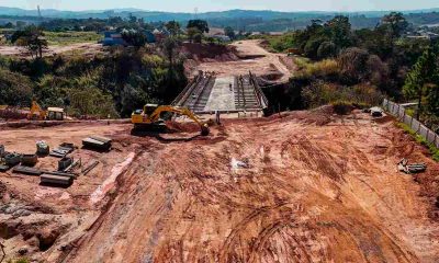 Obras em Jundiaí com escavadeiras e construção de ponte em área rural, mostrando progresso em infraestrutura viária.