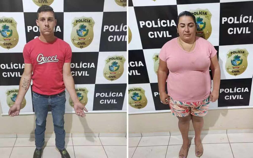 Suspeitos de golpes em benefícios do INSS: homem de camiseta vermelha e mulher de blusa rosa, em frente ao painel da Polícia Civil.