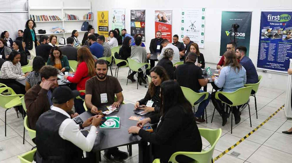 Empreendedores participando da Rodada de Negócios organizada pela ACE Jundiaí, trocando contatos e discutindo oportunidades.