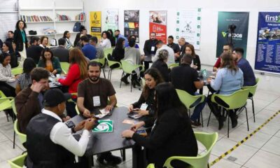 Empreendedores participando da Rodada de Negócios organizada pela ACE Jundiaí, trocando contatos e discutindo oportunidades.