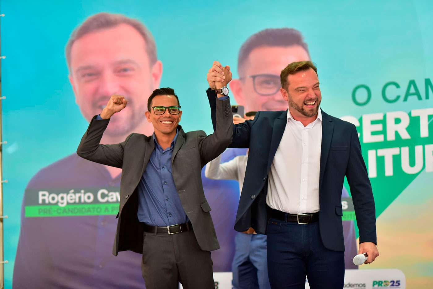 Rogério Cavalin e Isaque Messias levantam os braços juntos em convenção partidária para reeleição em Itupeva.