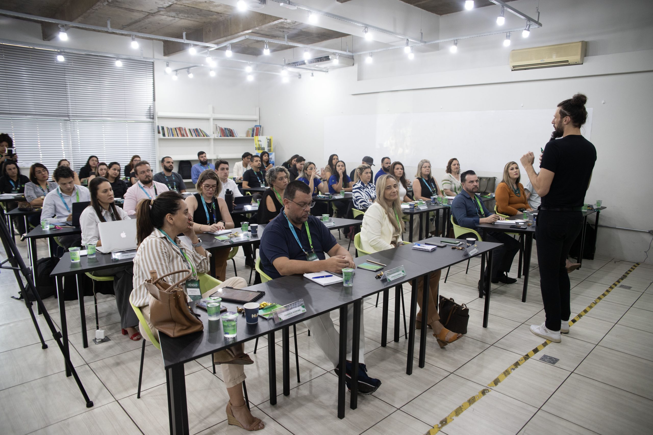 Durante dois dias, os participantes mergulharam em estratégias para dominar negociações na imersão em vendas da ACE