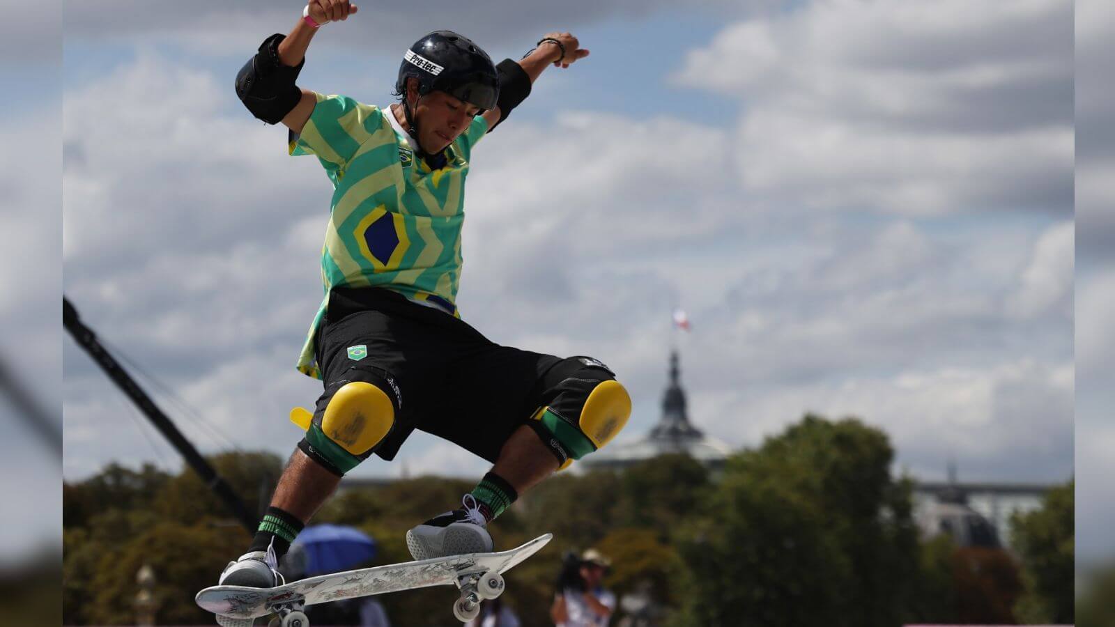 Augusto Akio conquista medalha de bronze no skate park nas Olimpíadas