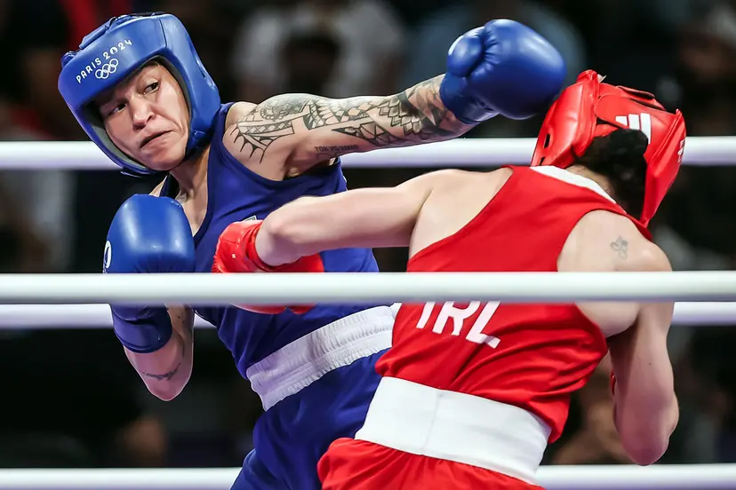 Beatriz Ferreira (de azul) em ação durante luta de boxe nos Jogos Olímpicos Paris 2024 contra Kellie Harrington (de vermelho)