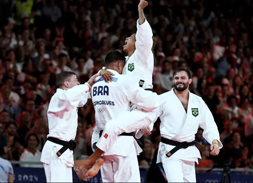 Judô brasileiro celebra conquista da medalha de bronze nas Olimpíadas de Paris 2024.