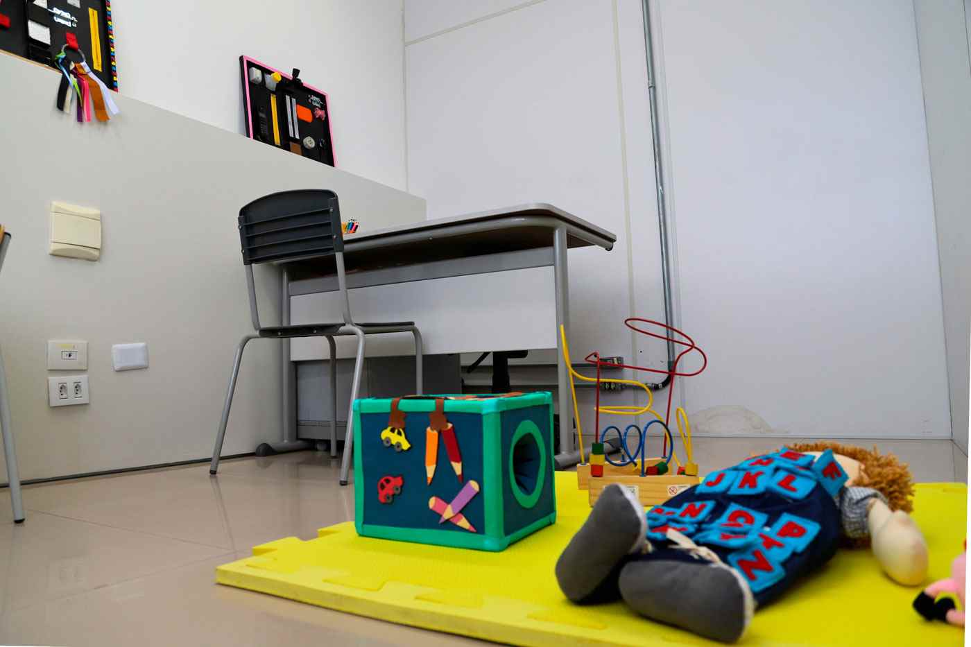 Sala de terapia ocupacional no CAIO Itupeva, equipada para atender crianças de famílias atípicas com foco no desenvolvimento infantil.