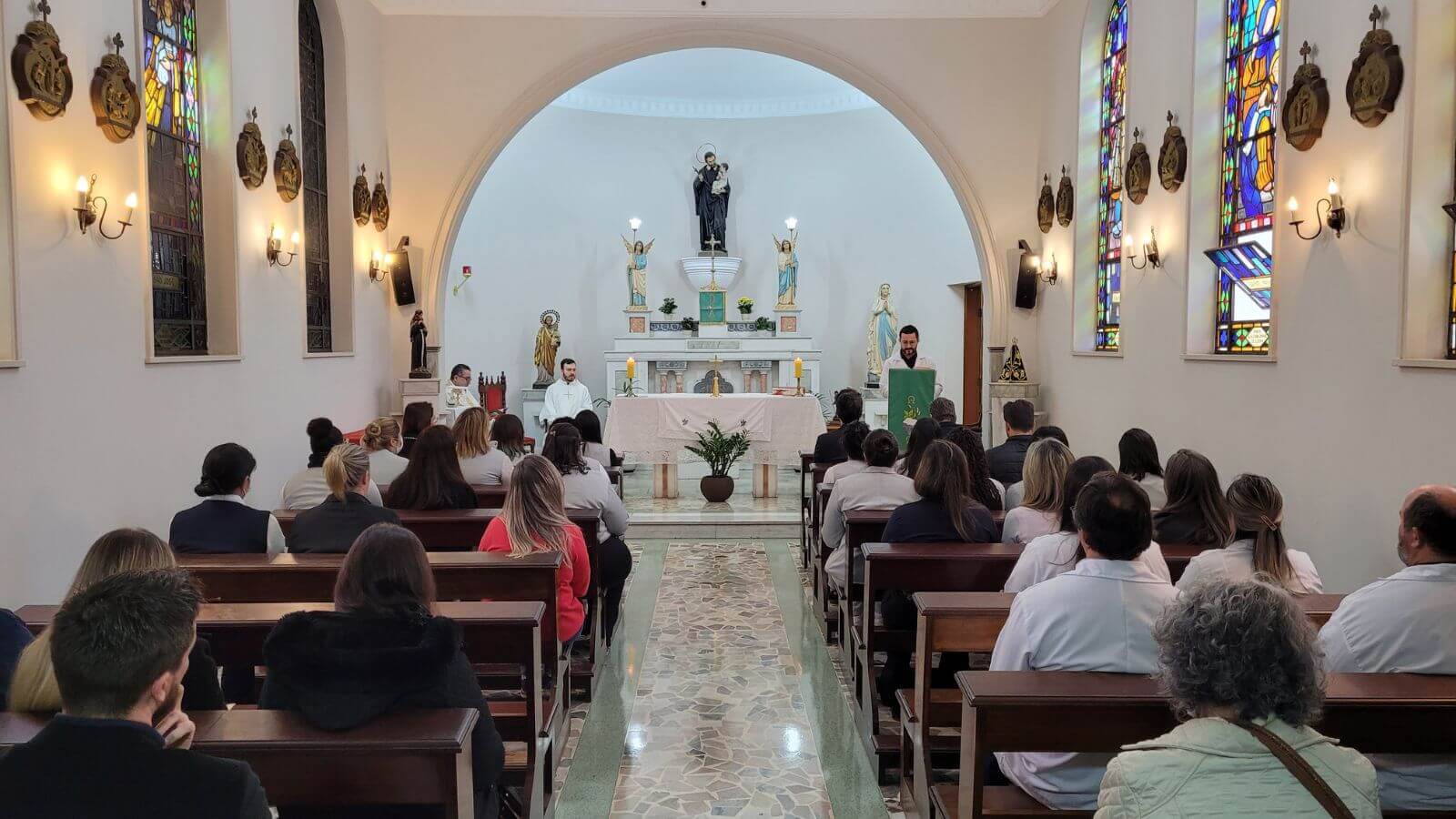 o Hospital São Vicente recebeu o pároco da Catedral Nossa Senhora do Desterro