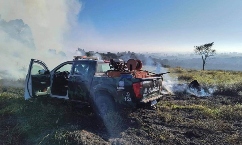 Incêndio atinge área de preservação ambiental da ETEC Benedito Storani em Jundiaí