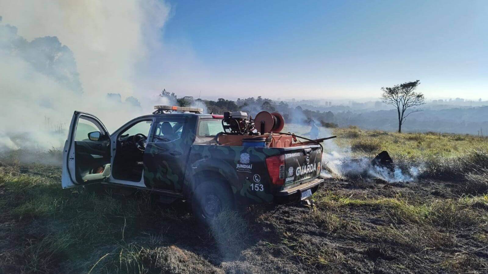 Incêndio atinge área de preservação ambiental da ETEC Benedito Storani em Jundiaí