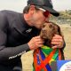 O talento para o surf da labradora brasileira parece correr na família, já que seu pai, Bono, também foi um campeão do campeonato.