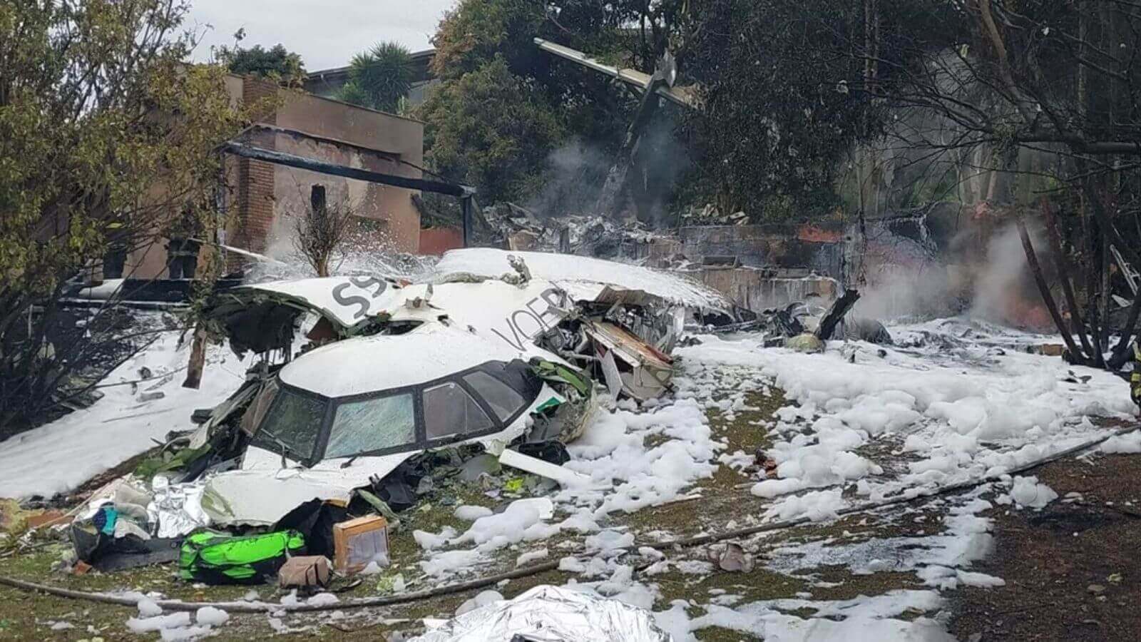 Destroços da aeronave que caiu em uma área residencial de Vinhedo