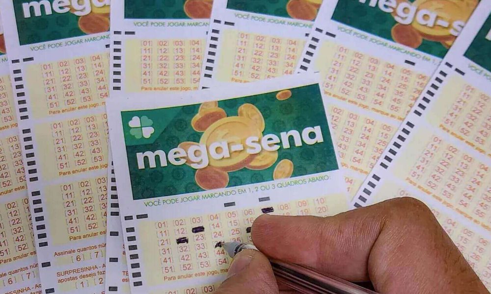 Pessoa escolhendo números em bilhete da Mega-Sena