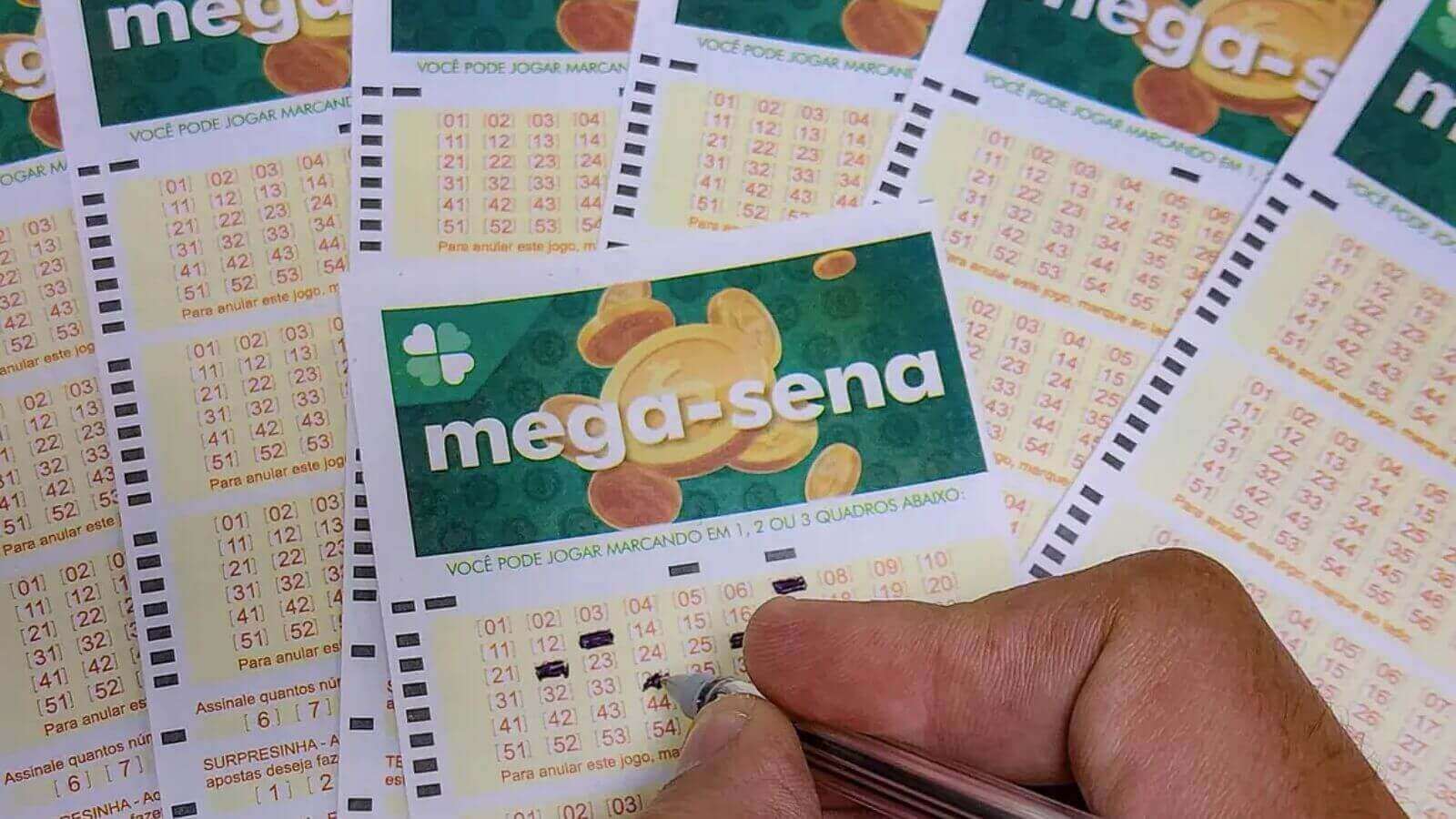 Pessoa escolhendo números em bilhete da Mega-Sena