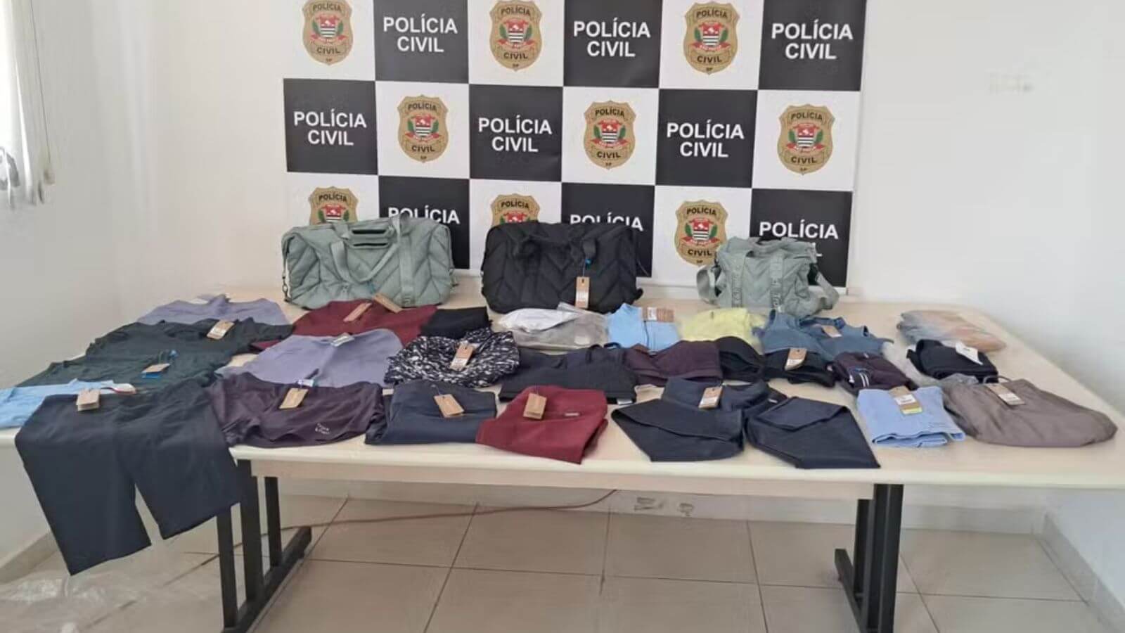 Mulher é presa suspeita de vender roupas e malas de grifes furtadas em Jundiaí