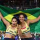 Duda e Ana Patrícia celebram a vitória com a bandeira do Brasil após conquistarem o ouro no vôlei de praia em Paris 2024.