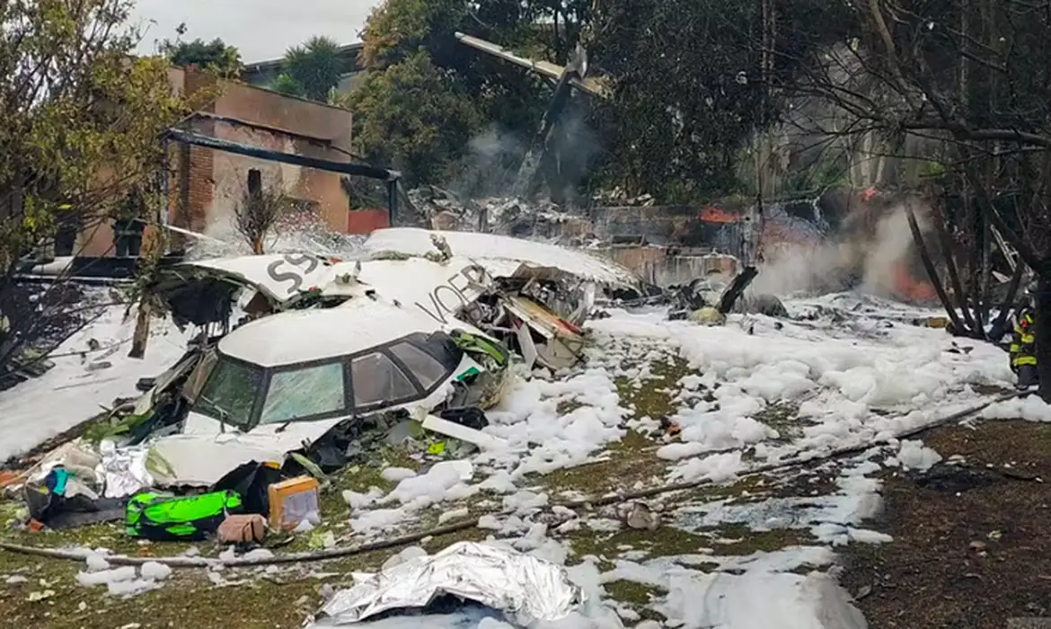 Imagem do acidente aéreo envolvendo avião da Voepass em Vinhedo, usado por golpistas para criar perfis falsos e aplicar golpes online.