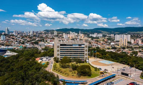 Vista aérea de Jundiaí com destaque para o Paço Municipal, cenário das eleições com candidatos a prefeito em 2024.