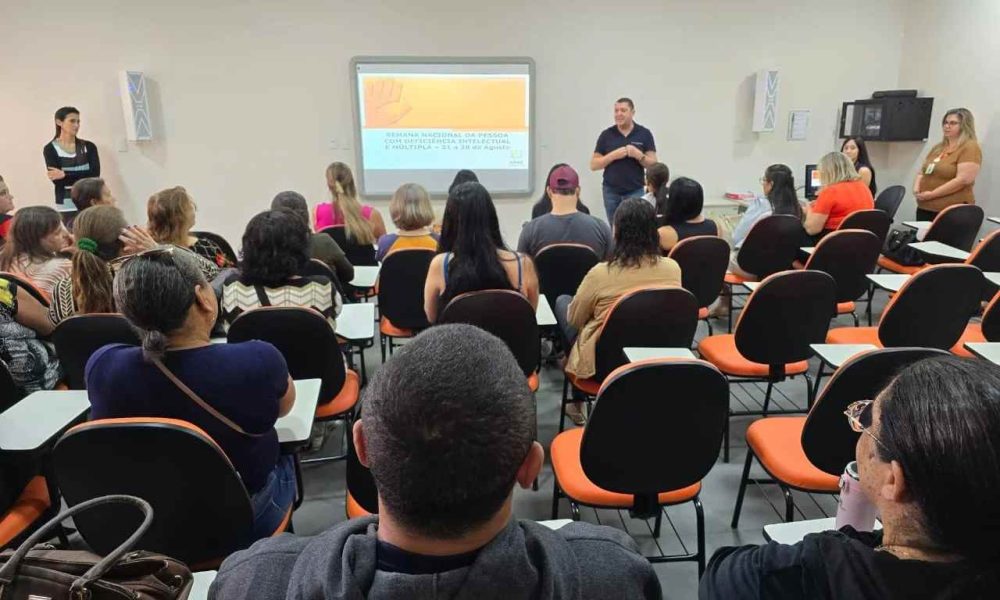 Participantes assistem a palestra sobre Garantia de Direitos durante a Semana da Pessoa com Deficiência na APAE de Jundiaí.