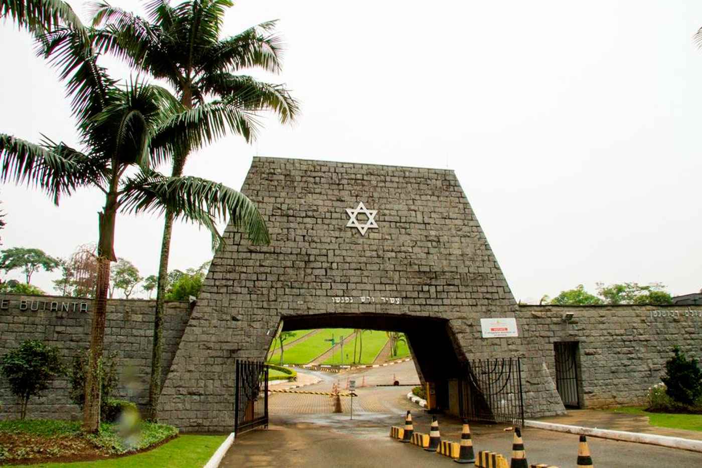 Entrada do Cemitério Israelita do Butantã, local onde Silvio Santos foi enterrado em cerimônia judaica em São Paulo.