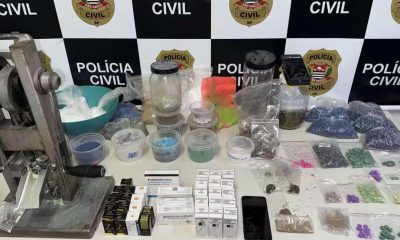 Máquina de prensar comprimidos e grande quantidade de drogas, incluindo Ecstasy, apreendidas pela Polícia Civil de SP em Jundiaí.