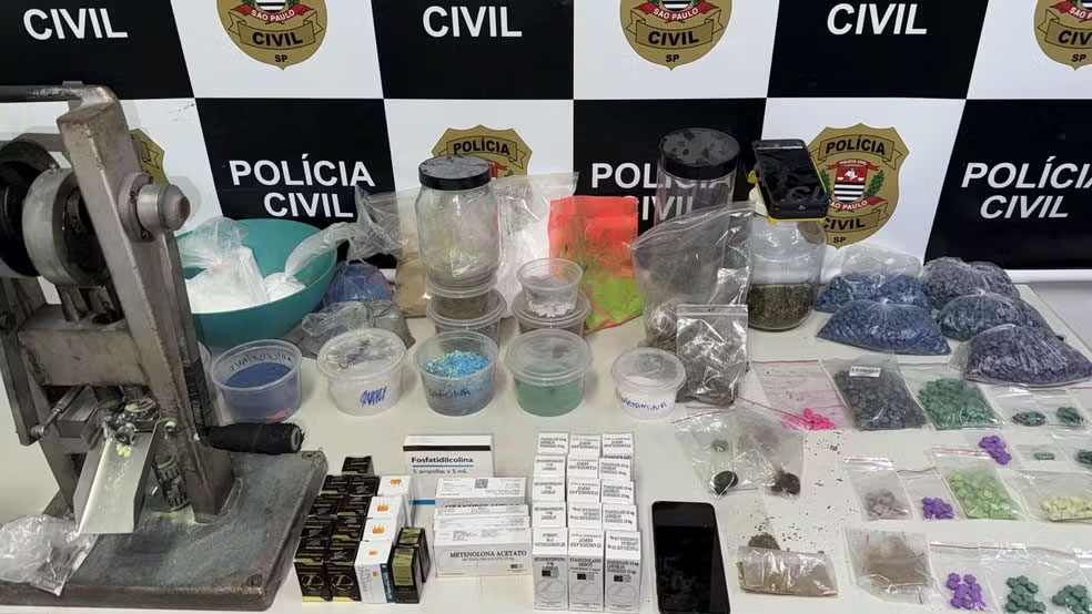 Máquina de prensar comprimidos e grande quantidade de drogas, incluindo Ecstasy, apreendidas pela Polícia Civil de SP em Jundiaí.