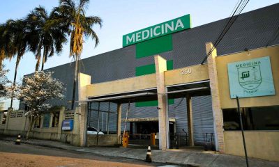 Fachada da Faculdade de Medicina de Jundiaí (FMJ), destacando inscrições para o Vestibular 2025 da FMJ.