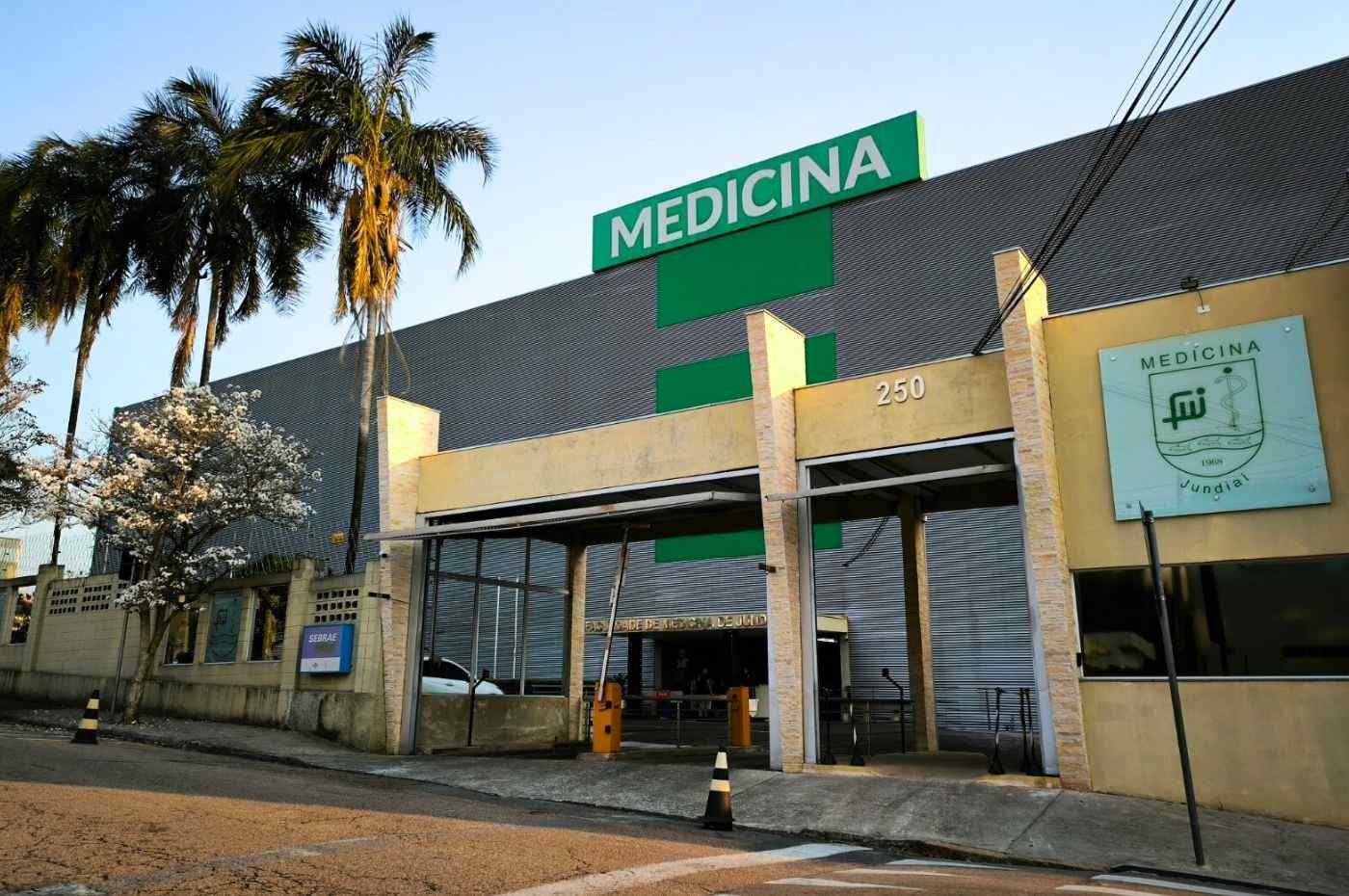 Fachada da Faculdade de Medicina de Jundiaí (FMJ), destacando inscrições para o Vestibular 2025 da FMJ.