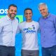 Gustavo Martinelli, Renan Peres e Ricardo Benassi sorrindo juntos em evento "Vozes da Cidade" em Jundiaí, com fundo azul e logo do União Brasil.