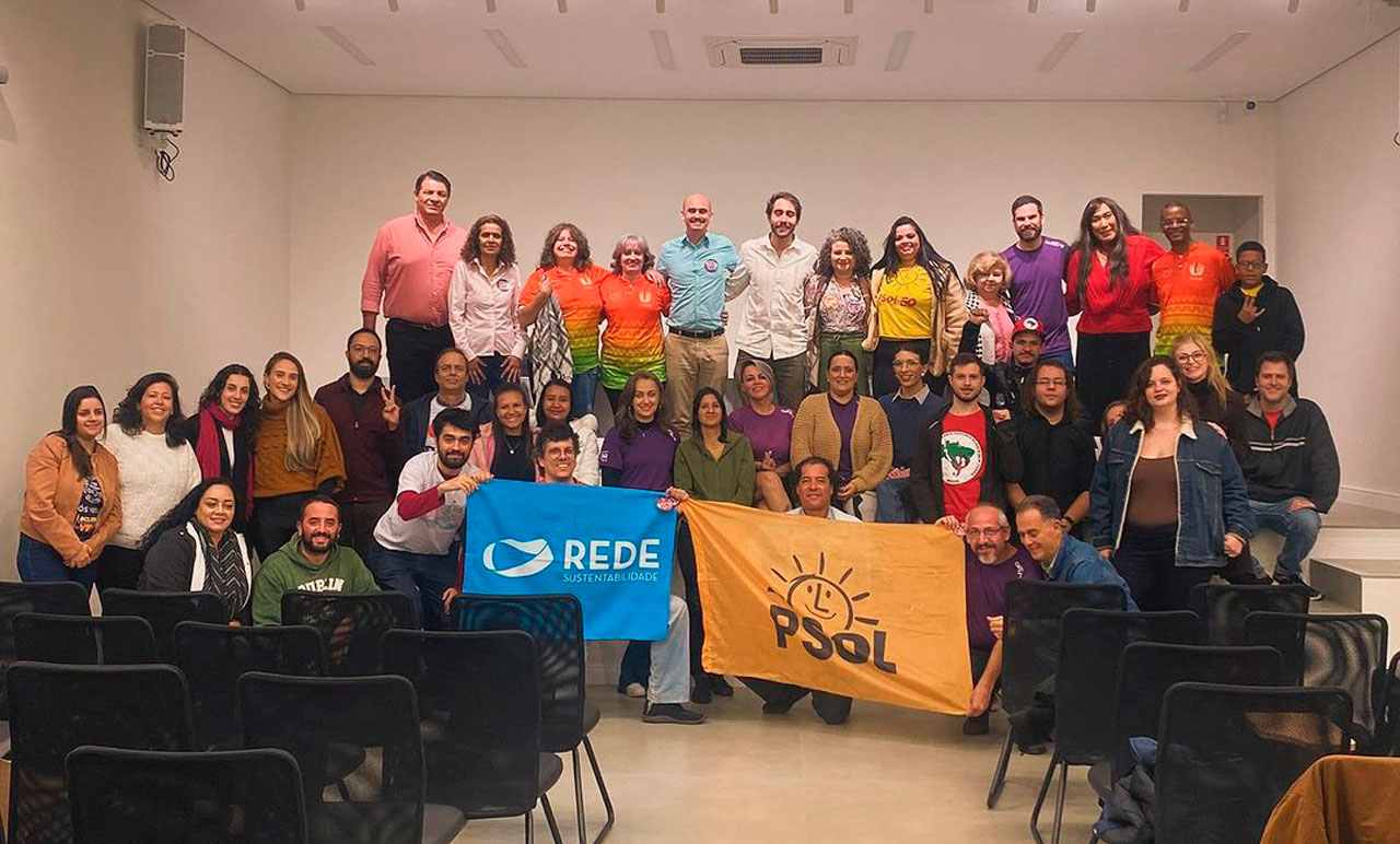 Grupo de pessoas reunidas em apoio às candidaturas de Higor Codarin e Felipe Pinheiro pelo PSOL/REDE, segurando bandeiras dos partidos.