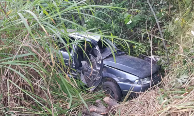 Carro cai em ribanceira em Campo Limpo Paulista